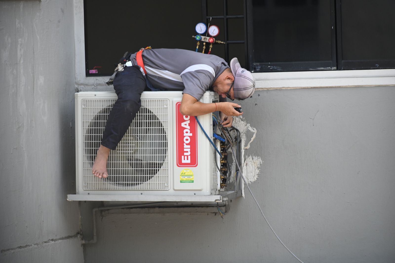 Hvac technician air conditioner homeowner
